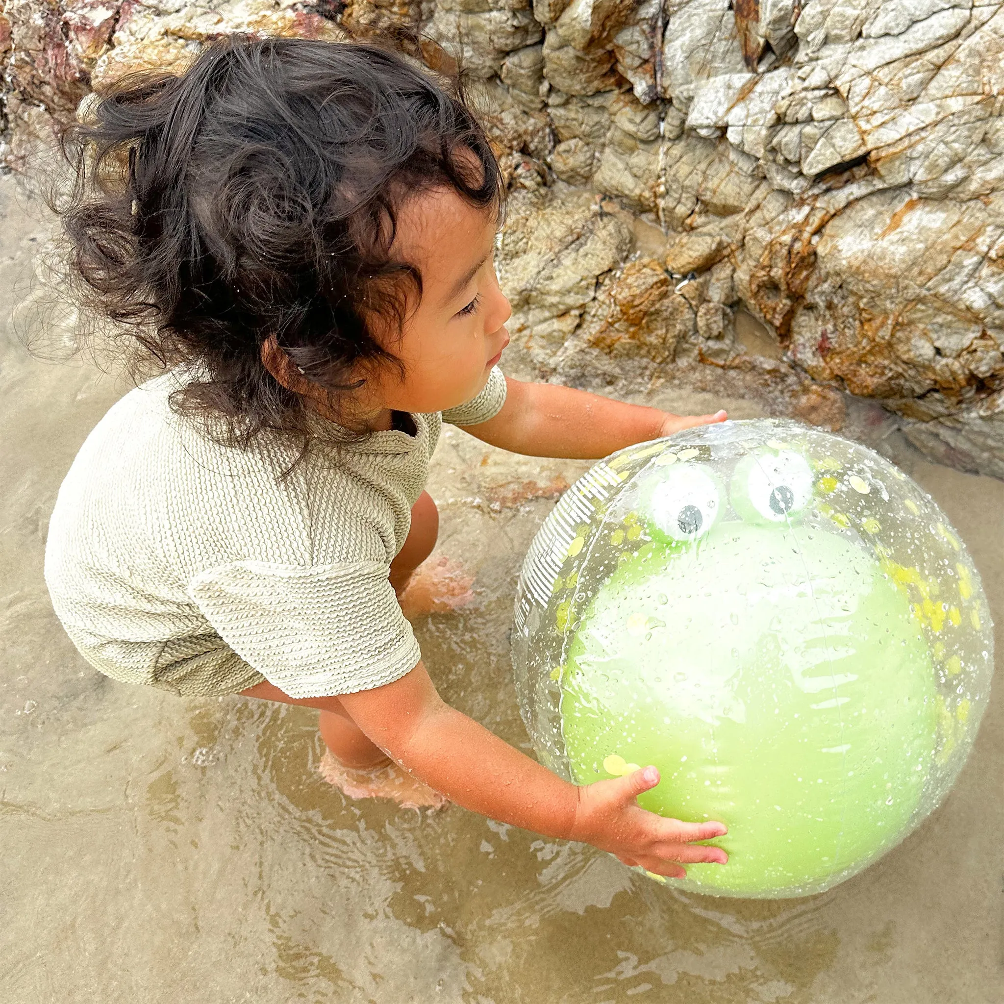 SUNNYLIFE 3D BEACH BALL | COOKIE THE CROC (KHAKI)
